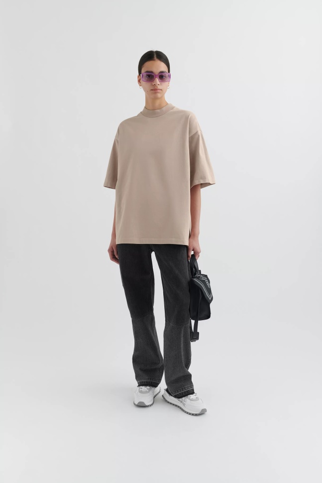 Formel Oversized T-shirt Lys Taupe Axel Arigato