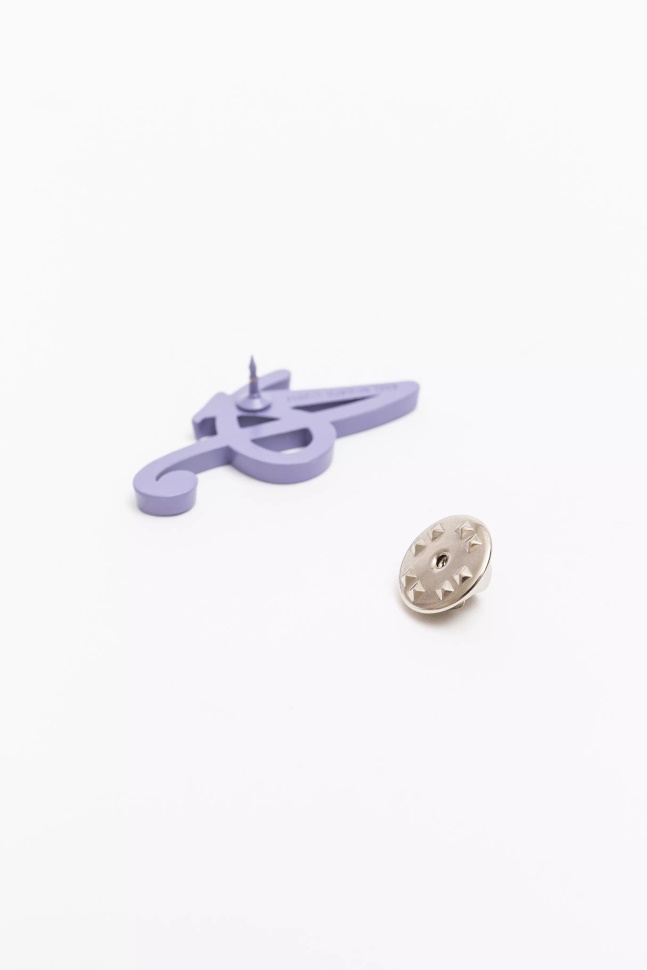 Signaturnål Ensian Violet Axel Arigato