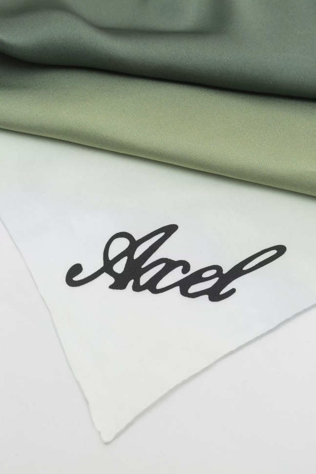 Prisme Silketørklæde Belgisk Blok Mørkegrøn Axel Arigato